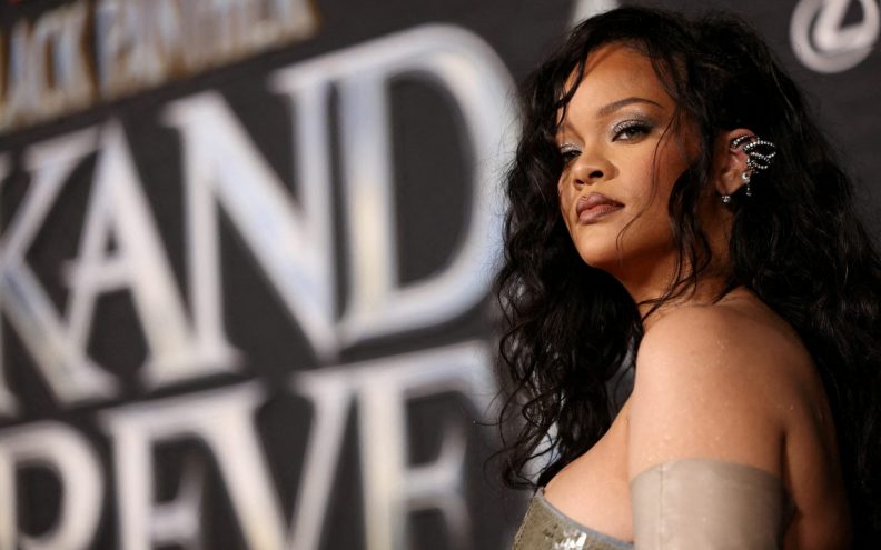 Rihanna oduševila novom bojom kose, fanovi: 'Koja božica ljepote!'