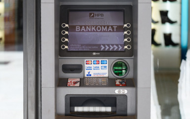 Žena u Gračacu ‘peglala’ tuđu bankovnu karticu, prijavljena je