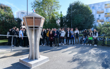 [FOTO] Replika vukovarskog vodotornja od sada ponosno stoji pred ulazom u Tehničku školu