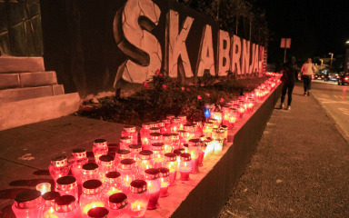 [FOTO] Zapaljeni lampioni u Vukovarskoj ulici u znak sjećanja na Vukovar i Škabrnju