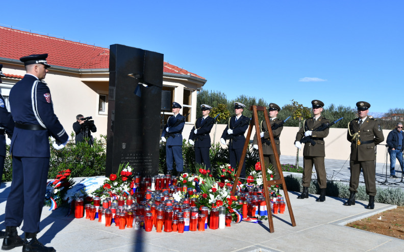 [FOTO] Tisuće ljudi stiglo u Škabrnju odati počast žrtvama