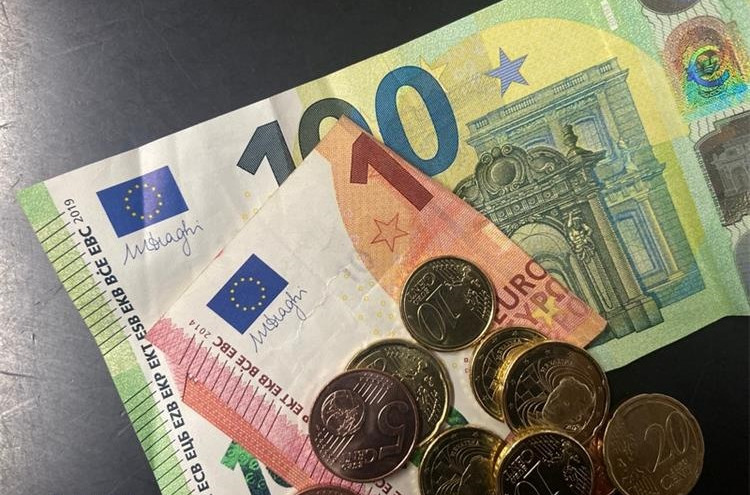 Prosječna neto plaća za studeni lani 1.208 eura, a medijalna 1.030 eura