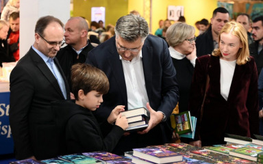 Plenković posjetio Interliber, Vlada predstavila program poticanja čitanja djeci od najranije dobi