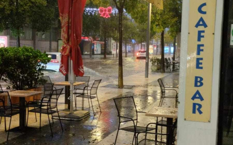 [FOTO] Zadar jutros zahvatilo jako nevrijeme: Kiša potopila ceste