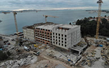 Betonski radovi završeni izlijevanjem zadnje ploče na postojeću zgradu hotela