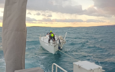 Drama kod otoka Paga! Posada jedrilice spašena po nevremenu
