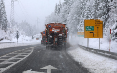 HAK: Zbog snijega i olujnog vjetra za kamione zatvorene brojne ceste