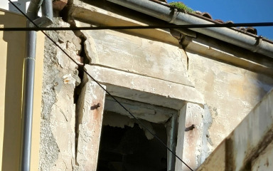 Zabrinuti građanin upozorava: ‘Krov je oštećen, okvir prozora se opasno nakrivio…’