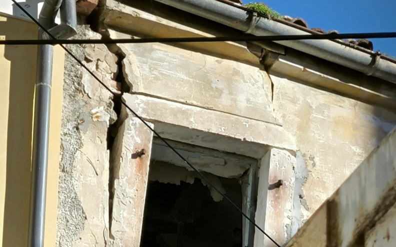 Zabrinuti građanin upozorava: 'Krov je oštećen, okvir prozora se opasno nakrivio...'