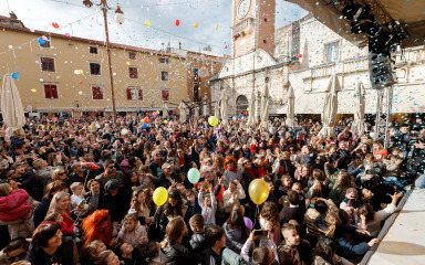 [FOTO] Na trgu održan Dječji doček Nove godine uz puštanje balona