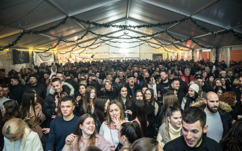 Spektakularnim koncertom 'Dalmatina' otvoren Advent u Privlaci, evo kako je bilo
