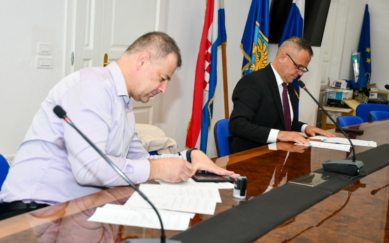 Ministar Šime Erlić uručio vrijedne ugovore Gradu Benkovcu