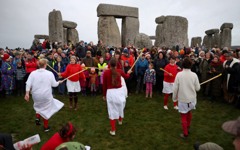 Tisuće slavile izlazak sunca kod Stonehengea koje nagoviješta početak najkraćeg dana