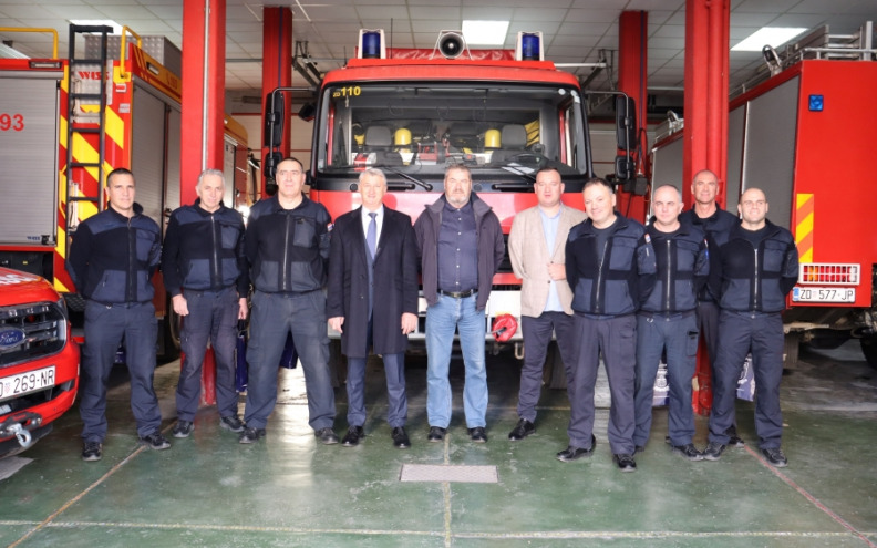 Župan Longin posjetio dežurne službe: vatrogasce, policiju i Službu civilne zaštite Zadar