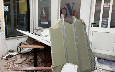 [FOTO] Ispred ulaza u Centar za nezavisnu kulturu odlomio se veliki komad stropa