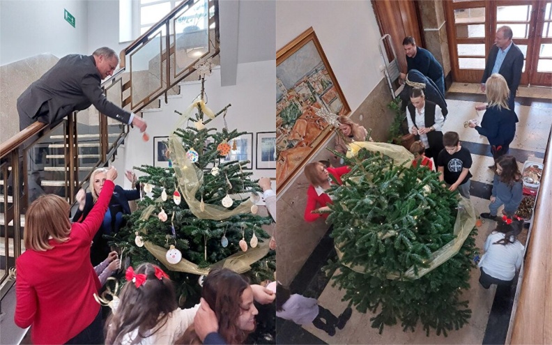 FOTOVIJEST Učenici OŠ Voštarnica s gradonačelnikom okitili božićnu jelku