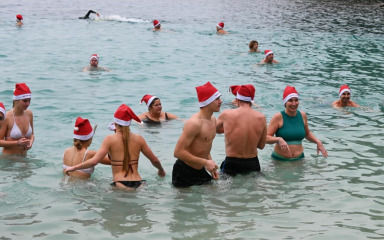Pohitali na “novogodišnje” kupanje na lošinjskom Velom žalu, pogledajte kako je to izgledalo