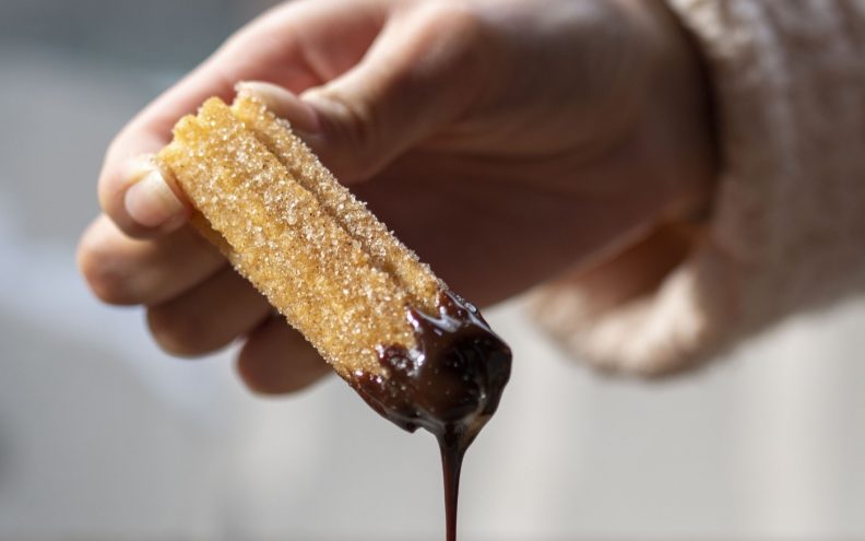 Napravite churrose sa čokoladnim umakom - popularnu slasticu s adventskih kućica