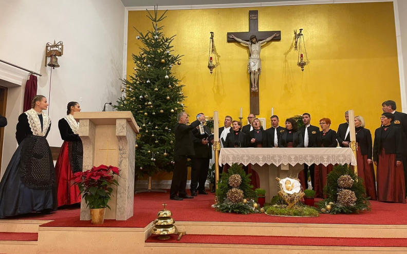 Održan 'Božić u Stanovima 2023.': Kroz pjesmu dočaran djelić božićne atmosfere