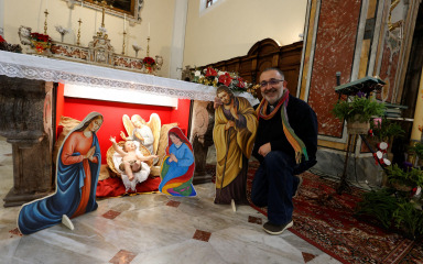 LGBT jaslice razljutile vjernike u Italiji: Umjesto Marije i Josipa svećenik stavio dvije majke Isusa