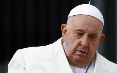 Papa Franjo zbog napada bronhitisa morao prekinuti govor