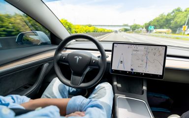 Tesla ograničava značajke svog sustava autonomne vožnje u 2 milijuna vozila
