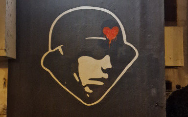 [FOTO] Na muralu hrvatskog vojnika na Bulevaru crvenim sprejem nacrtano srce