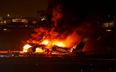 VIDEO Zrakoplov se zapalio na pisti tokijskog aerodroma: Sudario se sa zrakoplovom