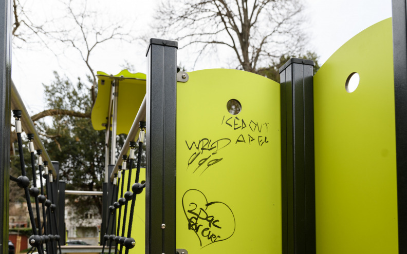 Grafitima iscrtano dječje igralište u parku Vruljica