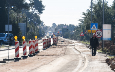 Mještani Kožina i Petrčana strahuju da će im raskopane ulice uništiti turističku sezonu