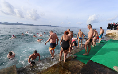 [FOTO] Novogodišnjim kupanjem hrabri Zadrani obilježili početak 2024.