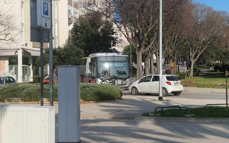 Na Branimiru sudar gradskog autobusa i automobila