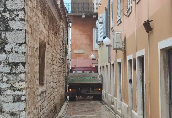 'To se zove hrabrost!' Fotka malog kamiona 'skučenog' između zidova nije mogla proći nezapaženo