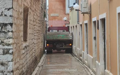 ‘To se zove hrabrost!’ Fotka malog kamiona ‘skučenog’ između zidova nije mogla proći nezapaženo