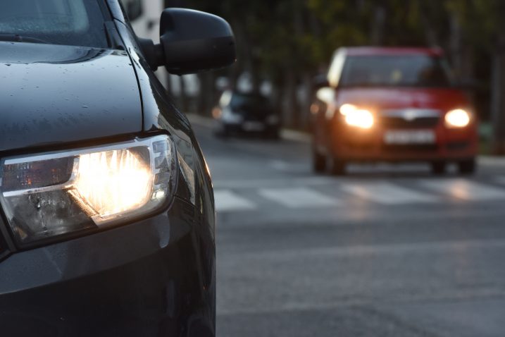 Znate li kada po zakonu možete koristiti duga svjetla na automobilu?