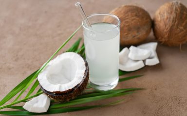 Kokosova voda, idealno piće bez glutena i laktoze koje ima vrlo malo kalorija