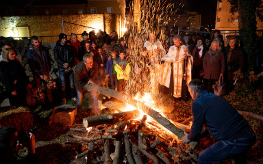 [FOTO] Vjernici pravoslavne vjeroispovijesti tradicionalno zapalili Badnjak
