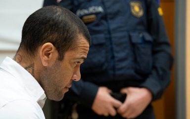 Bivši nogometaš Dani Alves zbog silovanja osuđen na četiri i pol godine zatvora