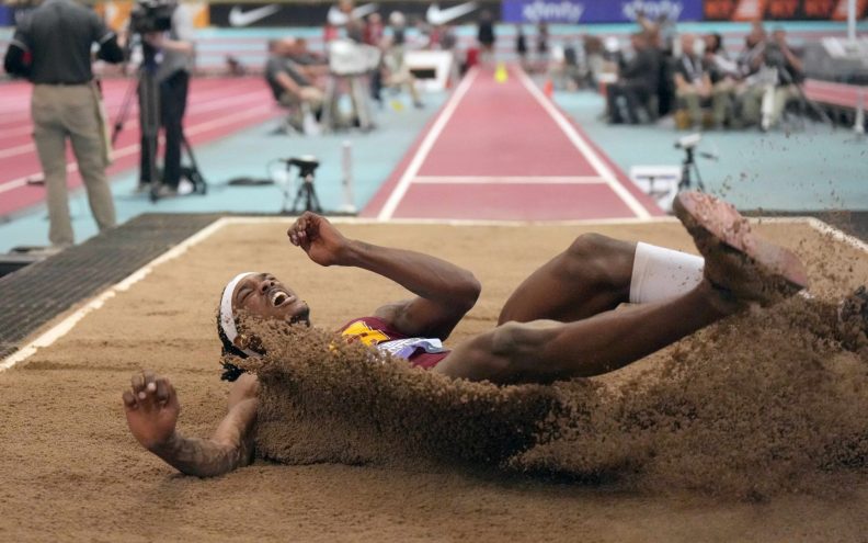 U planu novo pravilo za mjerenje skokova u dalj, legendarni Carl Lewis je to ismijao