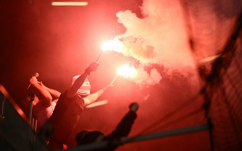 Navijači Maribora bacali baklje i pirotehnička sredstva, ozlijeđeni su igrači Mure