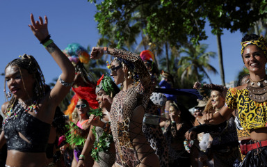 Otvara se karneval u Riju, pun šljokica i politike