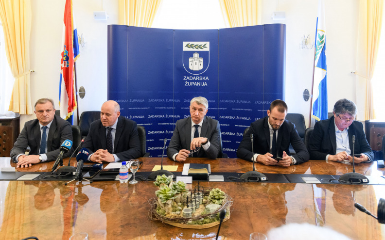 Ministar Bačić gradonačelniku i županu uručio 288 predmeta državne imovine