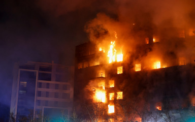 Stravične snimke iz Valencije. Požar progutao zgradu, ima mrtvih i ozlijeđenih