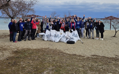 Pedesetak volontera pridružilo se akciji čišćenja Kraljičine plaže u Ninu