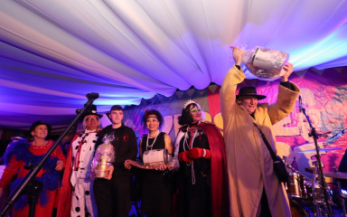 [FOTO] Deset karnevalskih skupina sinoć je prodefiliralo otokom Virom