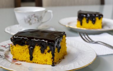Bolo de cenoura tradicionalni je brazilski kolač od mrkve s glazurom od tamne čokolade