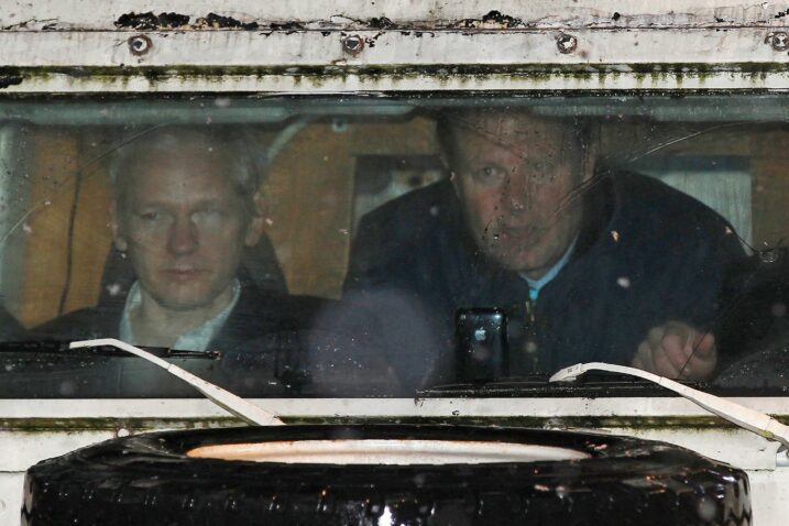 Julian Assange izlazi iz zatvora. Priznaje krivnju i vraća se u Australiju