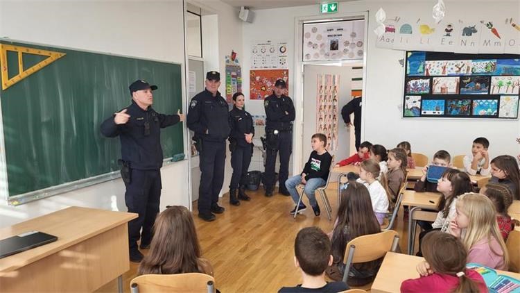 Policajci u školi i autoškoli educirali učenike o sigurnosti u prometu