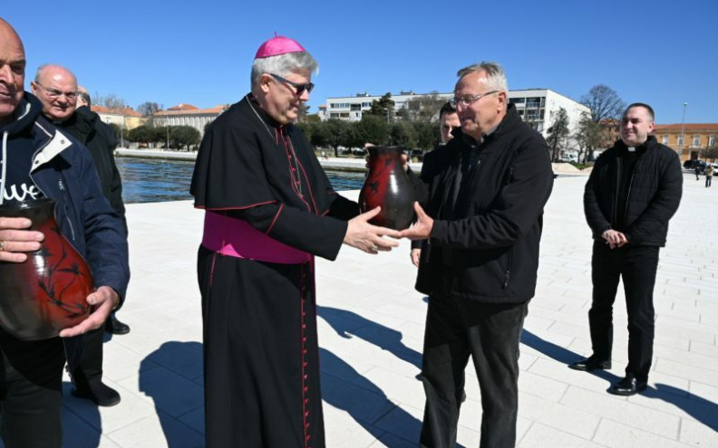 Župljani Dugog otoka darovali maslinovo ulje Zadarskoj nadbiskupiji