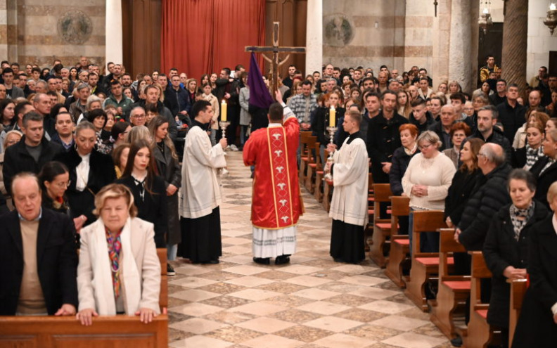 Nadbiskup Zgrablić predvodio Službu Muke Gospodnje na Veliki petak u katedrali sv. Stošije